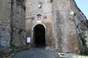 la porta di accesso a Calcata-1
